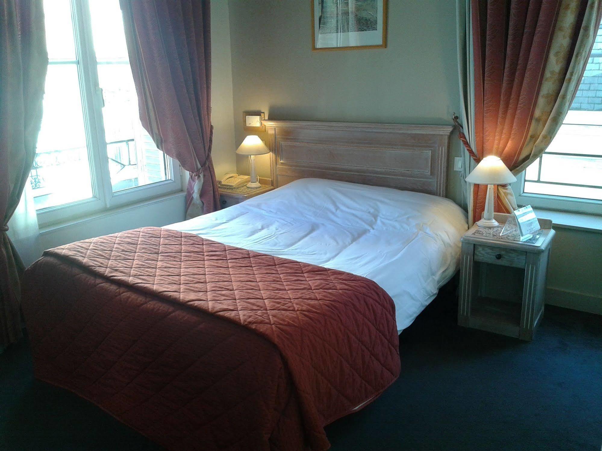 Brit Hotel Aux Sacres Reims, Centre Historique Buitenkant foto
