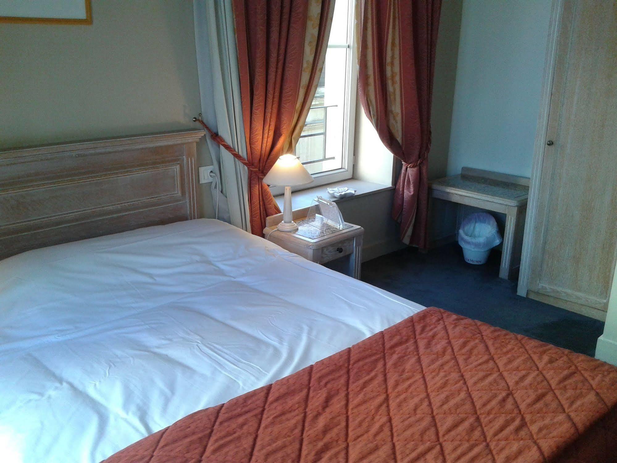 Brit Hotel Aux Sacres Reims, Centre Historique Buitenkant foto