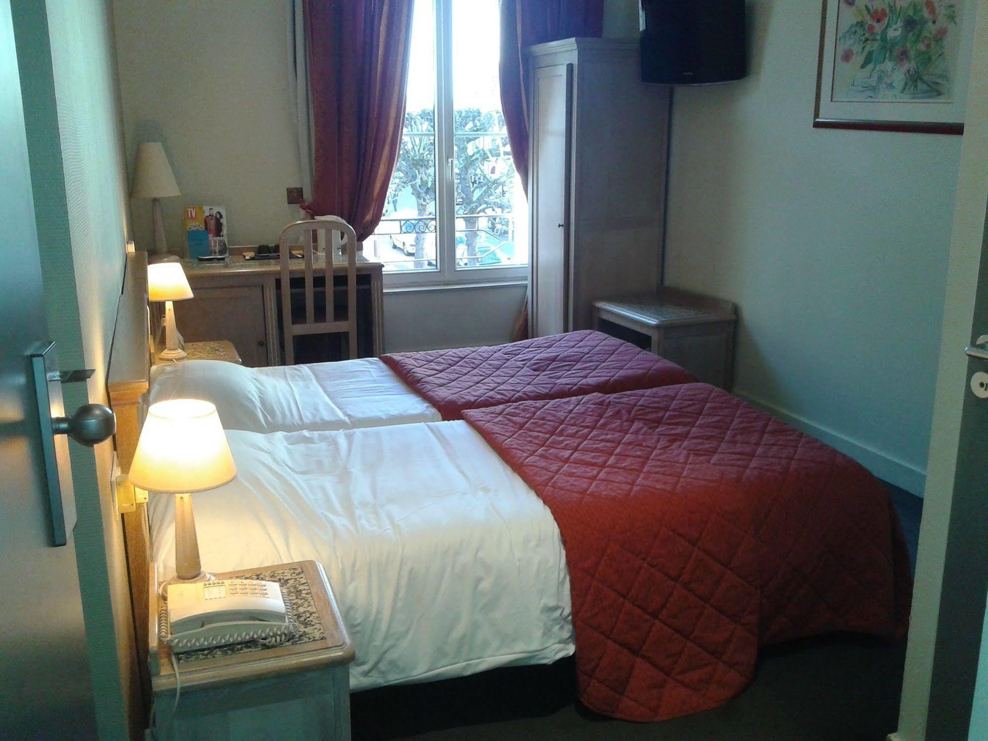 Brit Hotel Aux Sacres Reims, Centre Historique Buitenkant foto