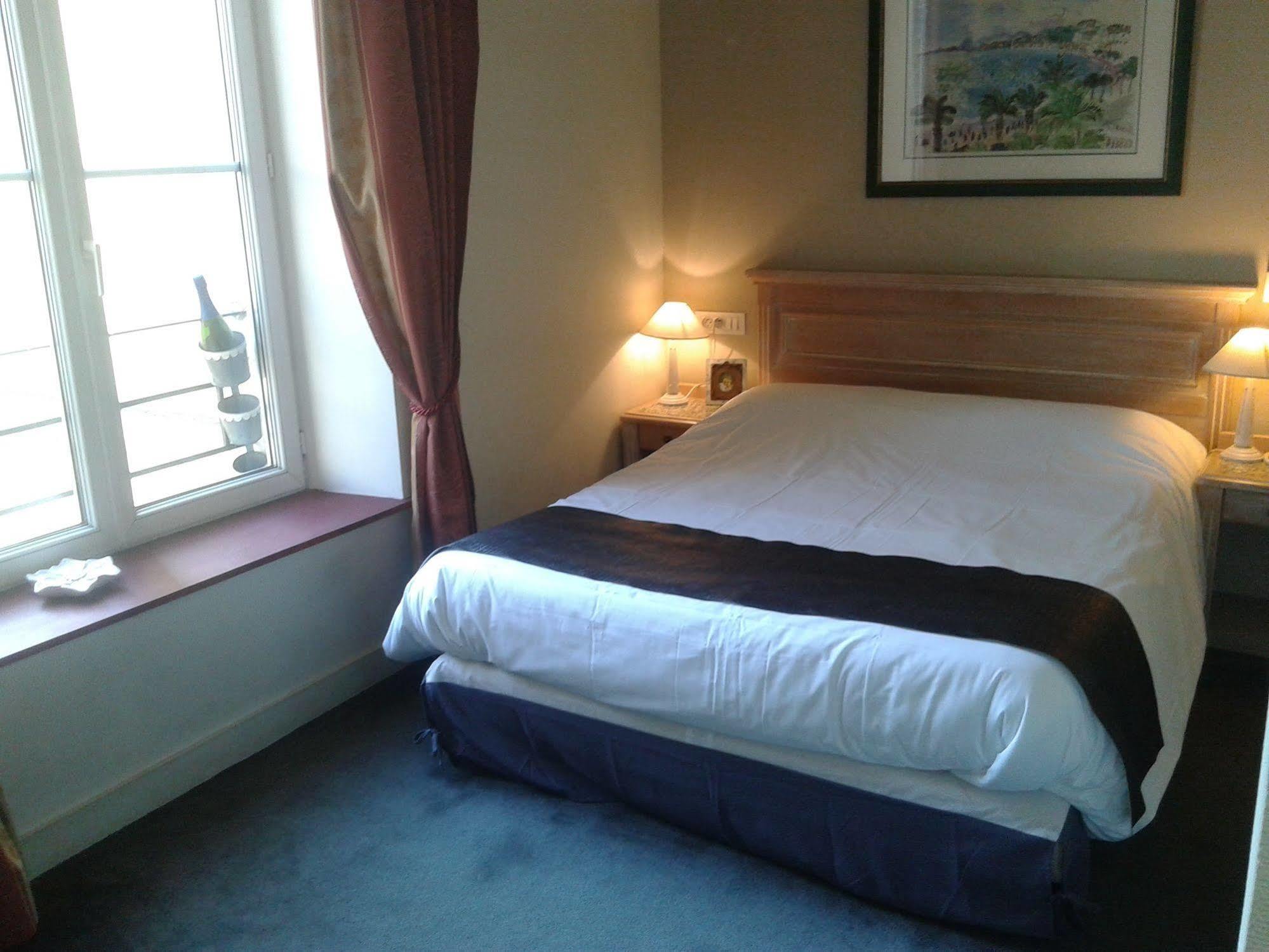 Brit Hotel Aux Sacres Reims, Centre Historique Buitenkant foto