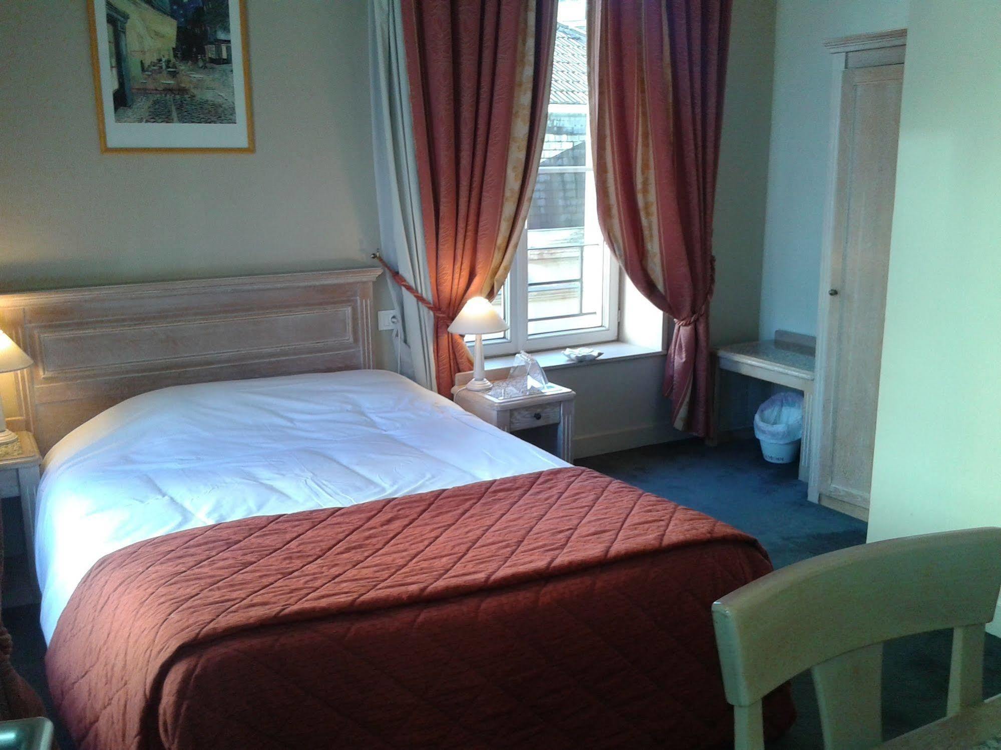 Brit Hotel Aux Sacres Reims, Centre Historique Buitenkant foto